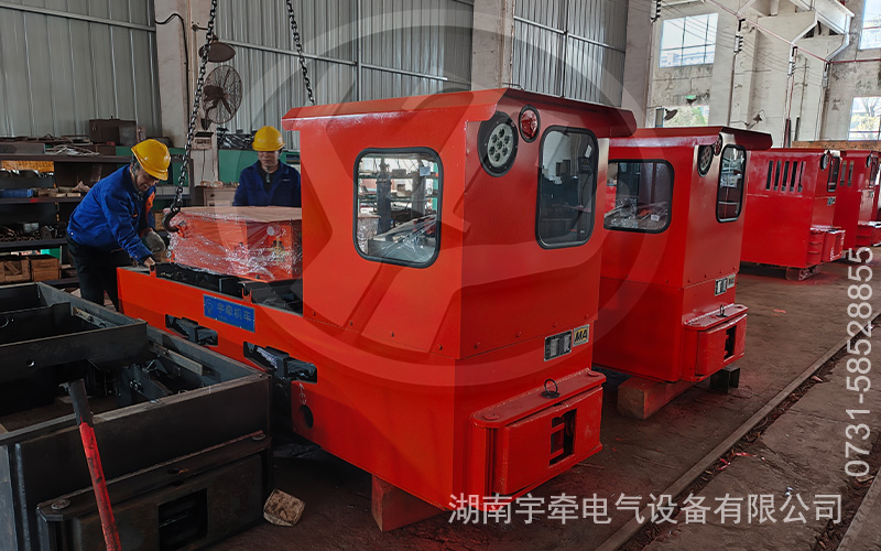 5噸鋰電池電機(jī)車(chē)運(yùn)抵礦山 1.jpg