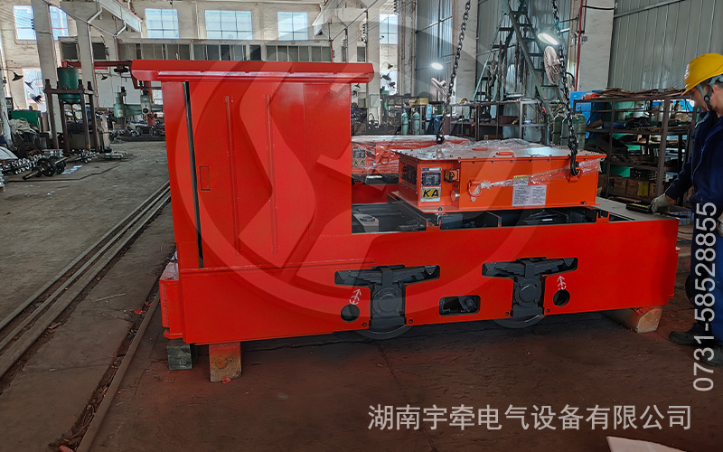 5噸鋰電池電機(jī)車(chē)運(yùn)抵礦山 2.jpg